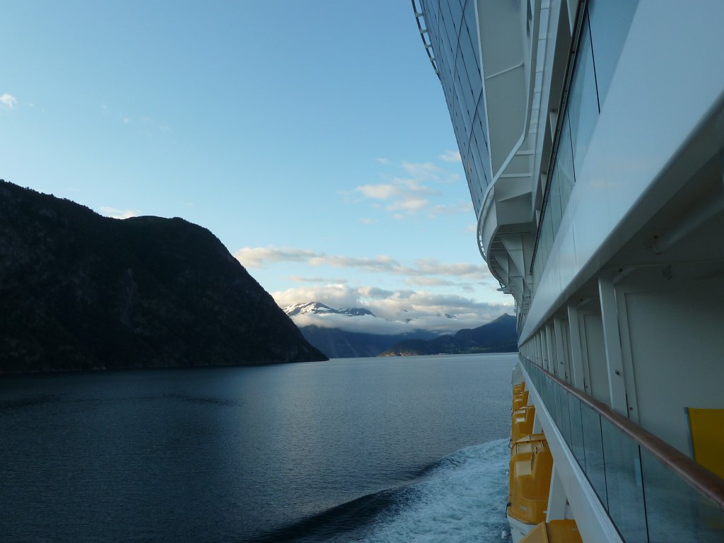 P1070922.JPG - Storfjord  http://en.wikipedia.org/wiki/Storfjord_(fjord)  and the mountains in clouds