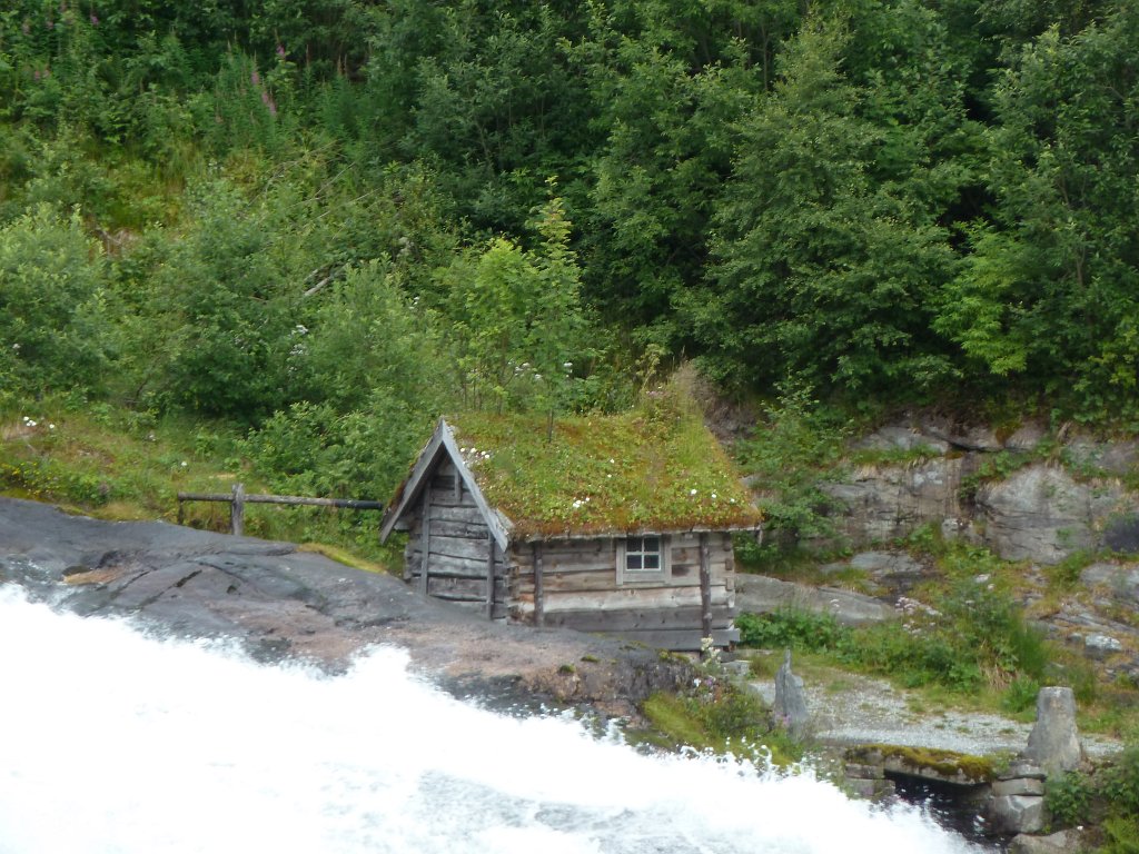 P1070951.JPG - Hellesylt  http://en.wikipedia.org/wiki/Hellesylt  - waterfall & cabin