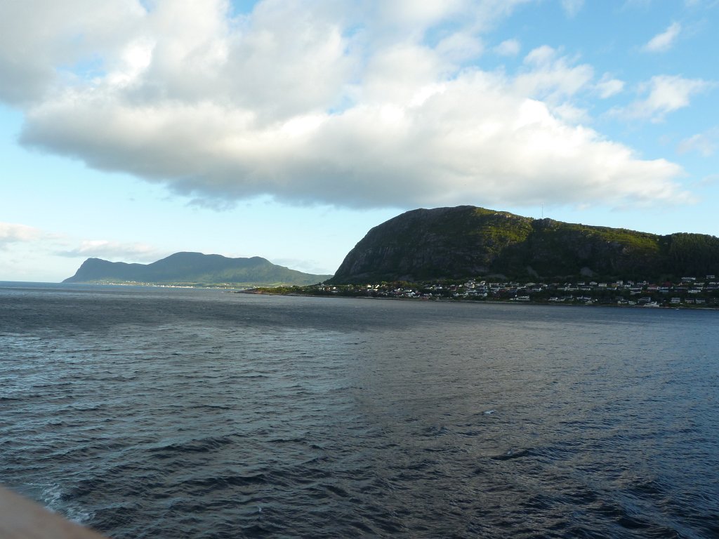 P1080266.JPG - Hessa  http://en.wikipedia.org/wiki/Hessa  and Godøy island  http://de.wikipedia.org/wiki/God%C3%B8y 
