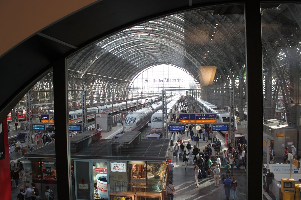IMG_1182.JPG - Frankfurt central station  http://en.wikipedia.org/wiki/Frankfurt_Hauptbahnhof 