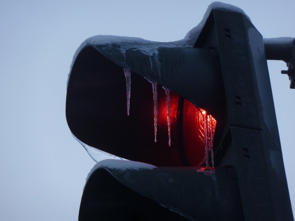P1090454.JPG - Icicle at traffic light