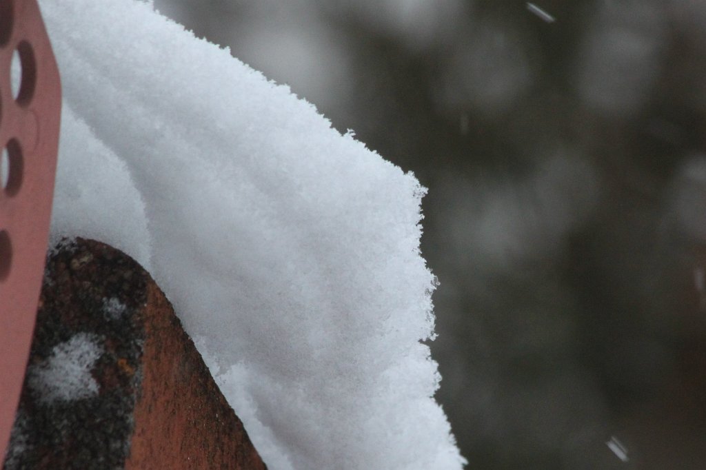 IMG_3045.JPG - Snow overhang