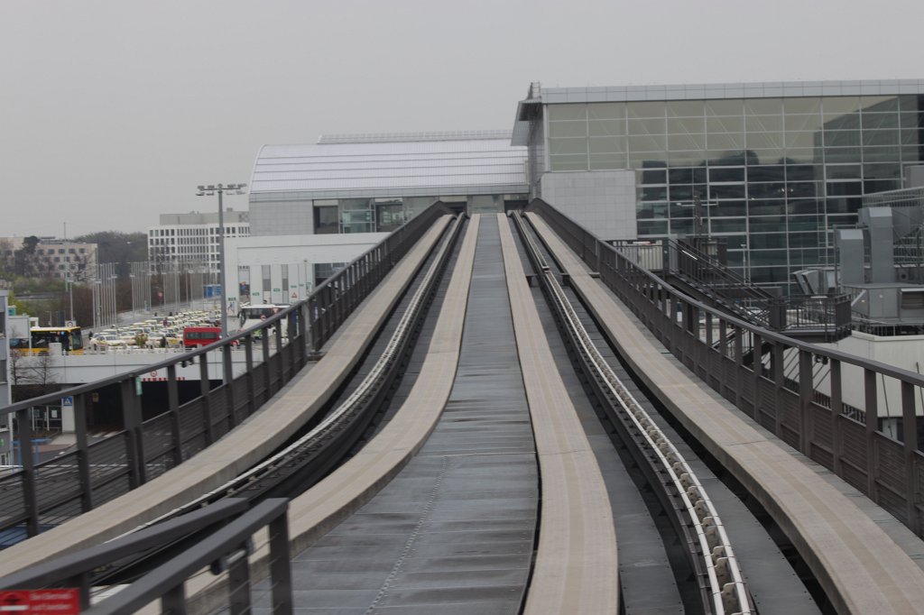 IMG_3481.JPG -  SkyLine  automatic train between Terminal 1 and 2 at  Frankfurt Airport 