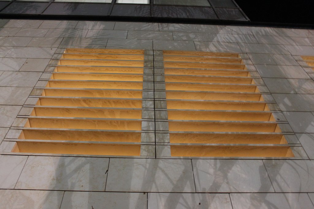 IMG_3687.JPG - Light behind the wall