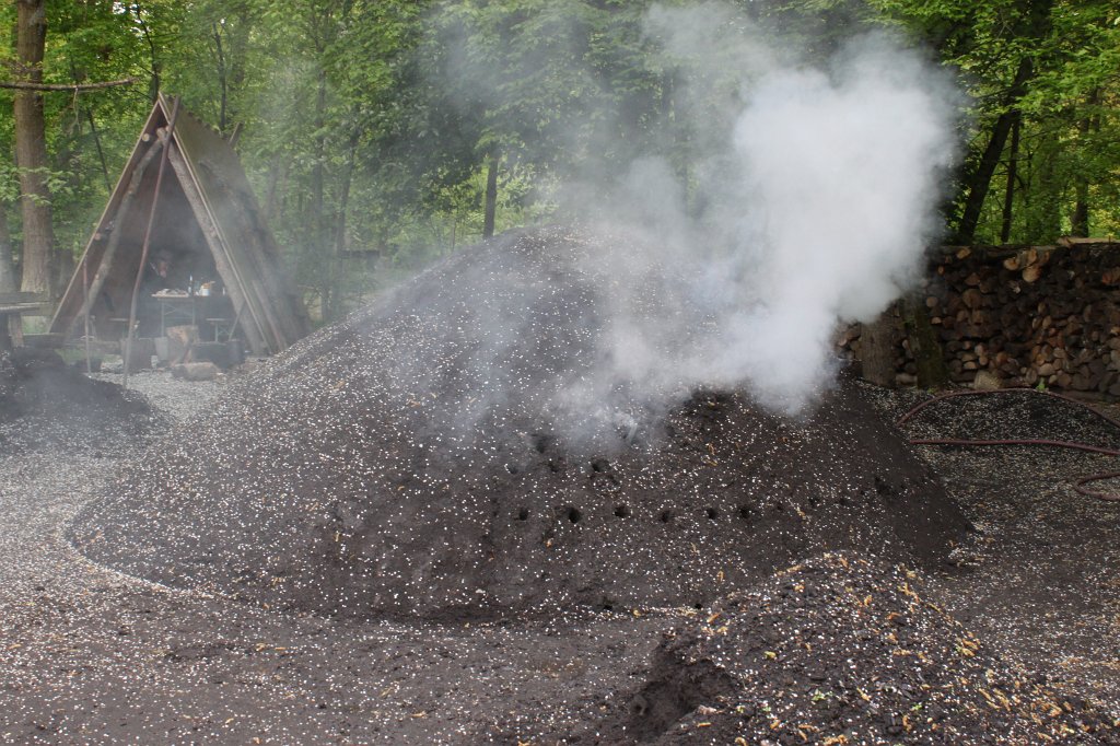 IMG_4175.JPG -  Hessenpark   Kohlenmeiler  in Betrieb ( Hessenpark )
