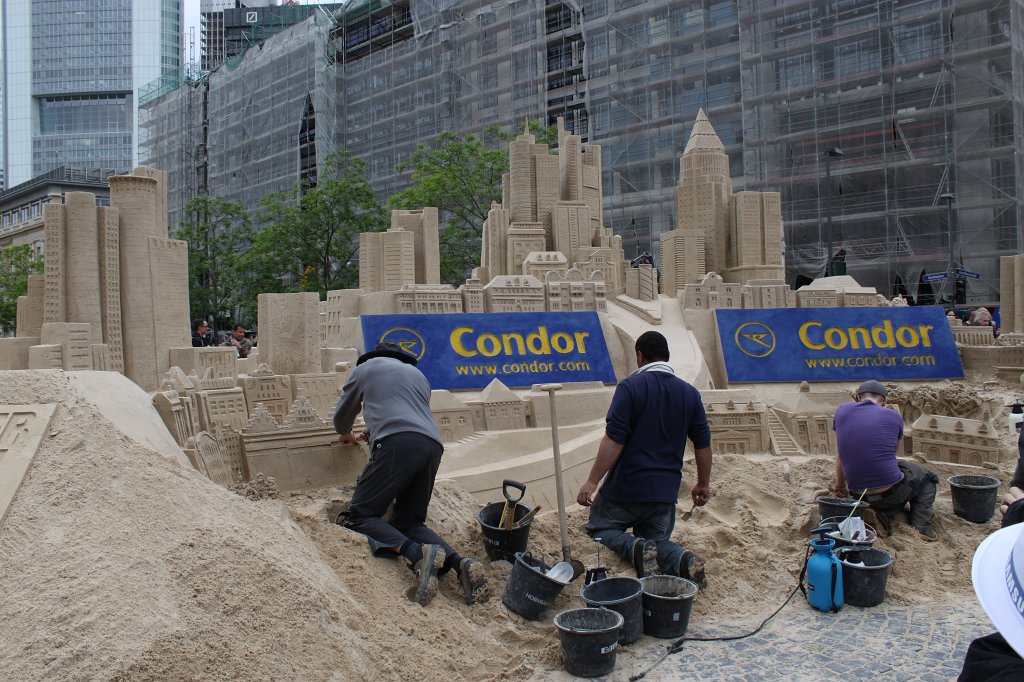 IMG_4527.JPG - Building the  Frankfurt  Skyline out of sand at the  Wolkenkratzer Festival  2013