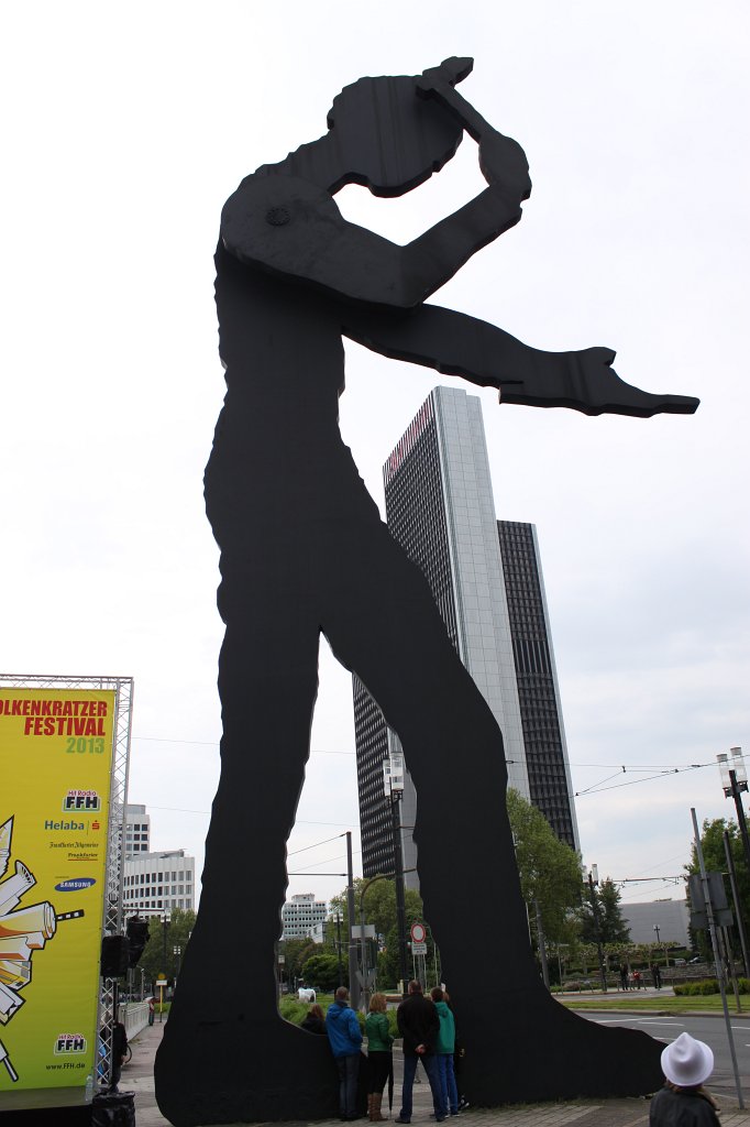 IMG_4621.JPG -  Hammering man  in front of the  Westend Gate (Marriott Hotel)  at the  Wolkenkratzer Festival  2013