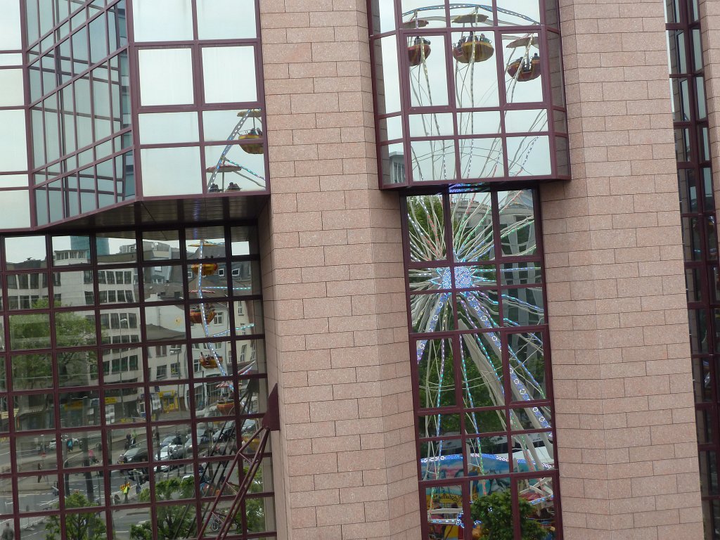 P1100096.JPG - Big wheel mirroring in the windows