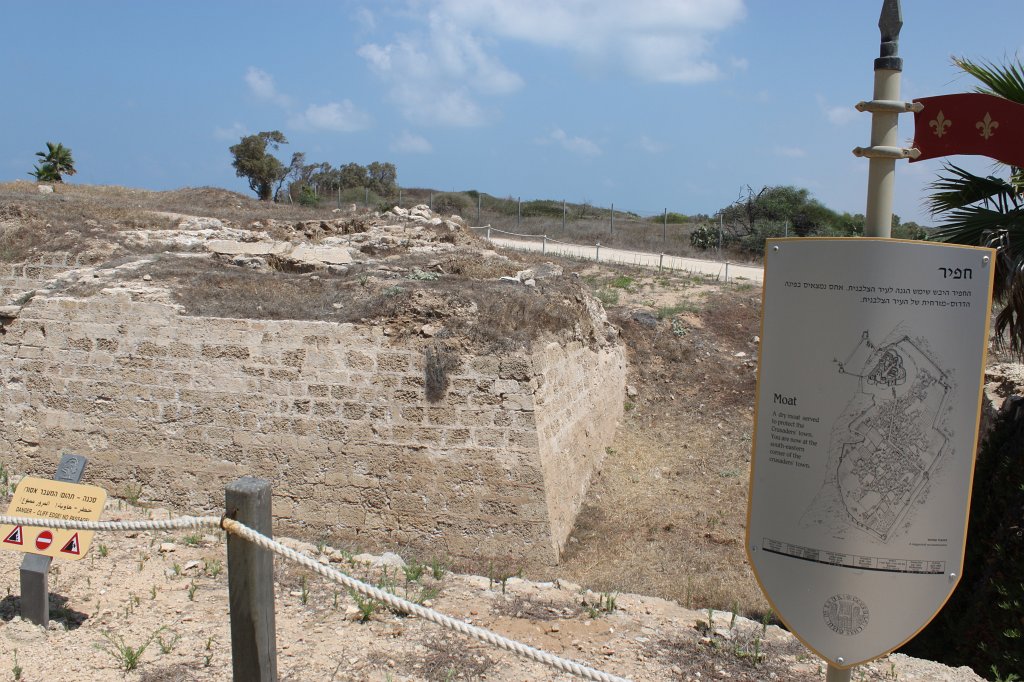 IMG_5293.JPG - Moat of the ancient city and fortress  Arsuf 