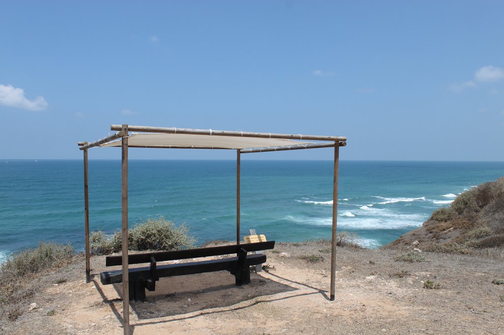 IMG_5313.JPG - Resting place with shadow and great view on top of the cliff