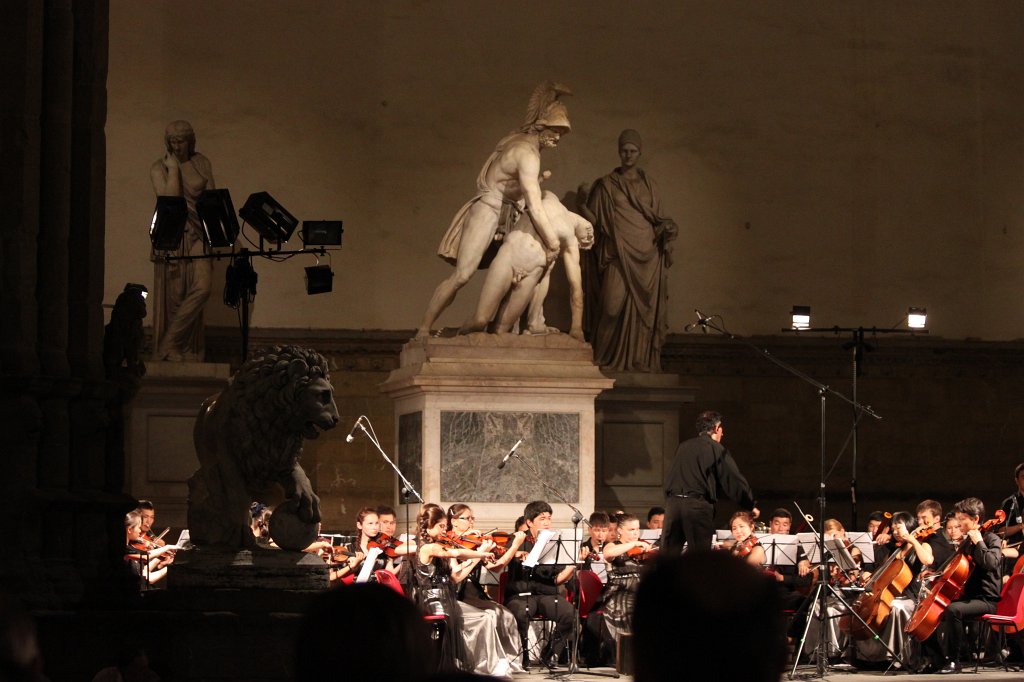 IMG_6108.JPG - Concert of the Central Asia Youth Orchestra at Loggia dei Lanzi, Piazza Signoria, Florence under direction of Gerardo Colella
