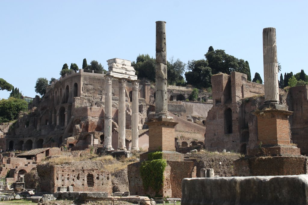 IMG_6694.JPG -  Temple of Castor and Pollux  in front of the  Palatine Hill 