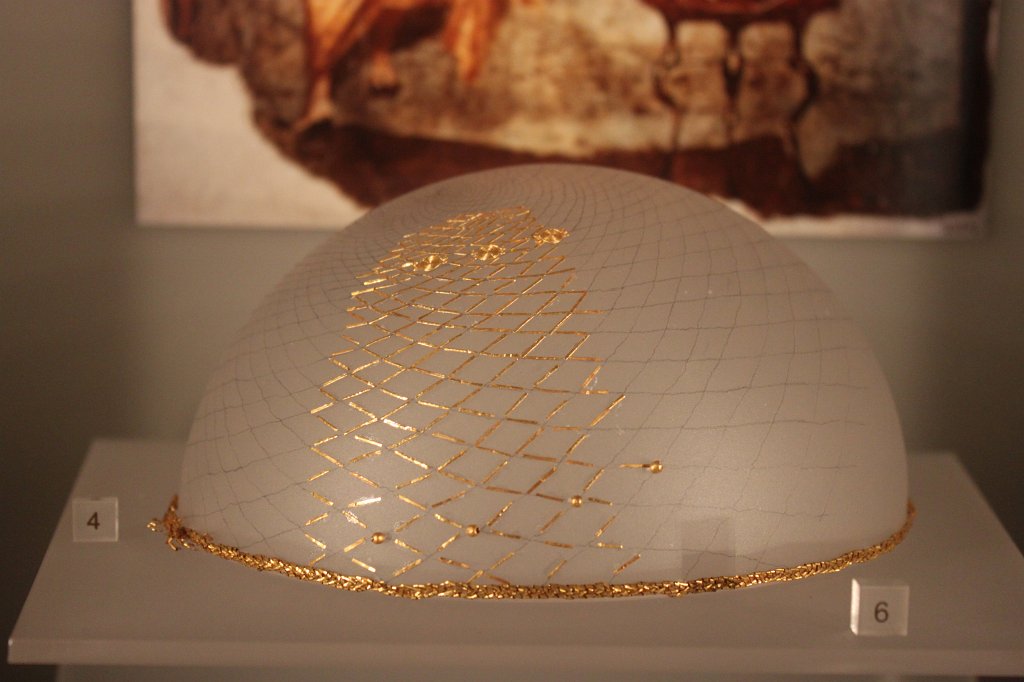 IMG_6804.JPG - Il Lusso Nelle Acconciature. Il Reticulum. Vallerano, Tomba 2, Sarcofago in marmo con deposizione femminile, seconda metà II d.C.  National Museum of Rome - Palazzo Massimo alle Terme 