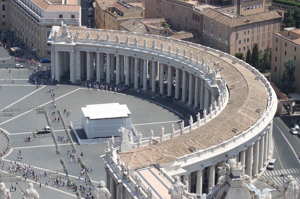 IMG_7193.JPG - Right side of  St. Peter's Square  Colonnade