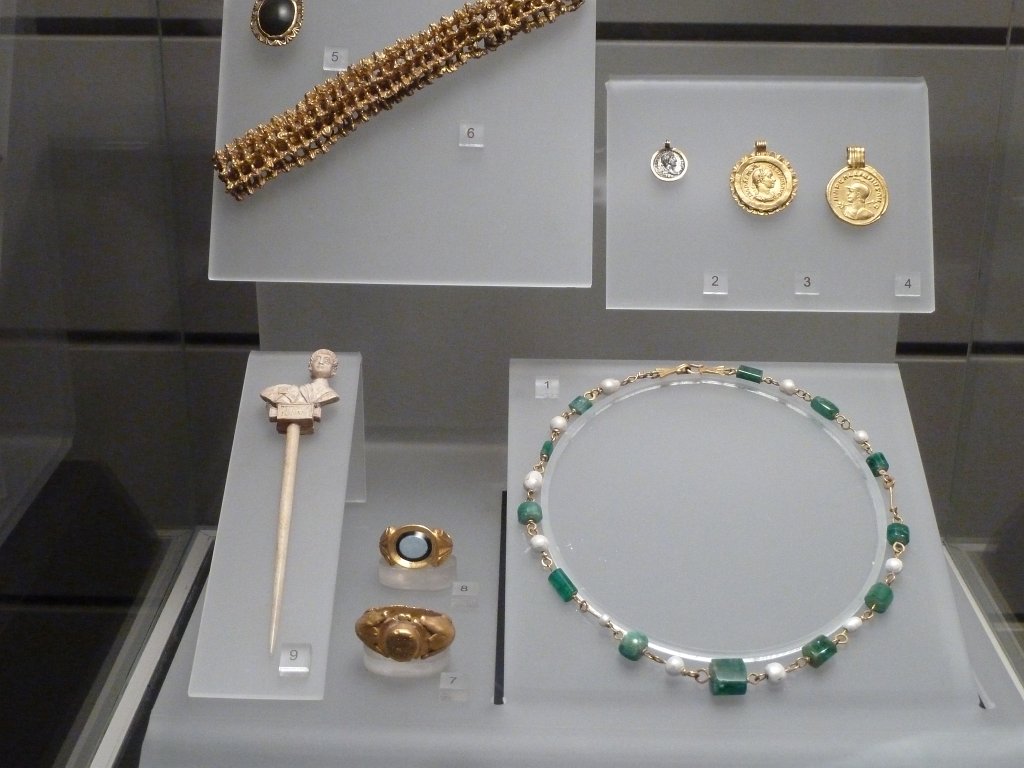 P1100480.JPG - Il Tardo Antico. Il gioiello monetale e l'opus interassile.