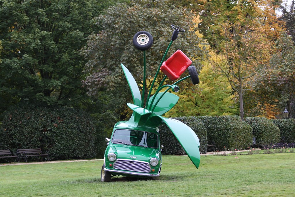 IMG_8099.JPG - Miniatus Floridus,  Stefan Rohrer,  Auto, Stahl, Lack,  330 x 260 x 365 cm,  Blickachsen  9, Bad Homburg