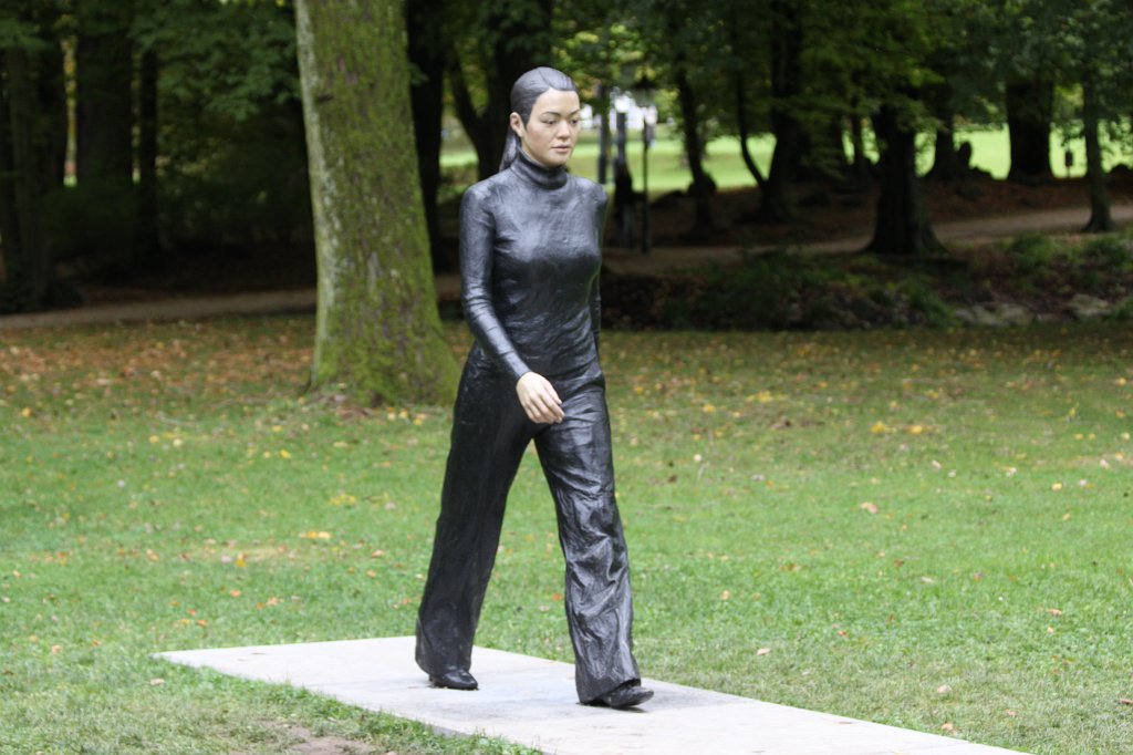 IMG_8105.JPG - Walking Woman, Sean Henry, 2008, Bronzeguss, Farbe, Ex. 5/5, 217 x 76 x 125 cm,  Blickachsen  9, Bad Homburg