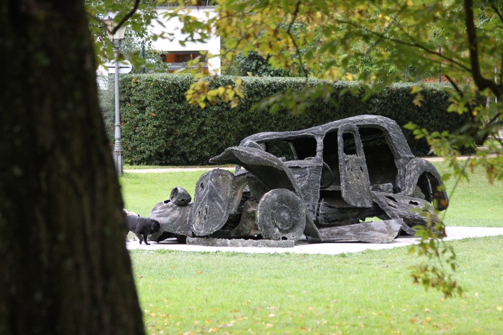 IMG_8125.JPG - Traction avant, traction après, Arman, 1991, Bronzeguss, 157 x 553 x 386 cm,   Blickachsen  9, Bad Homburg