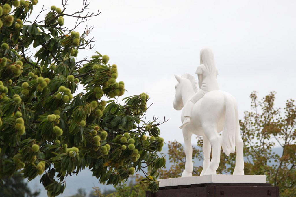 IMG_8141.JPG - Horse and Rider (Plinth Trial), Kenny Hunter, 2013,  Kunstharz, Holz, Farbe,   310 x 100 x 200 cm,  Blickachsen  9, Bad Homburg