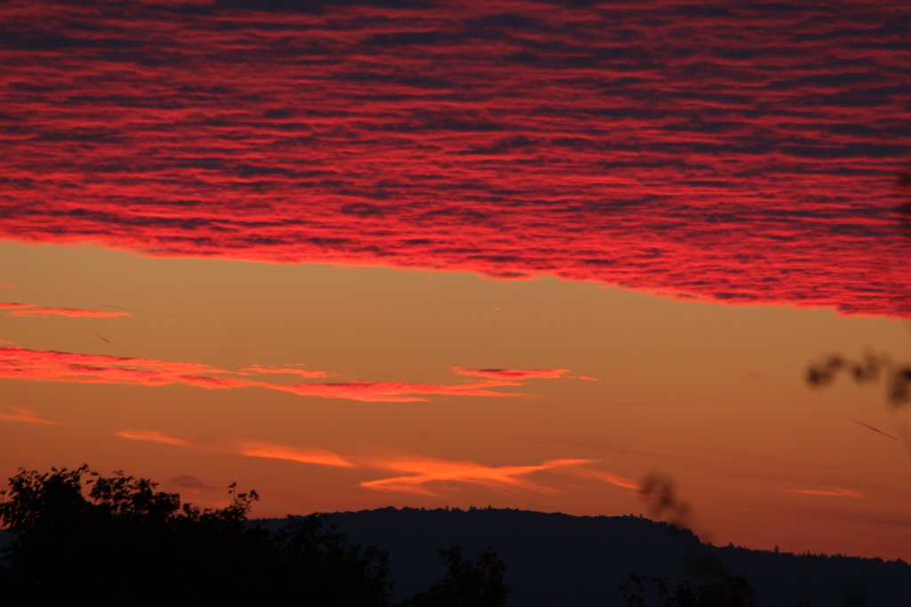 IMG_8347.JPG - Dense blanket of clouds in red