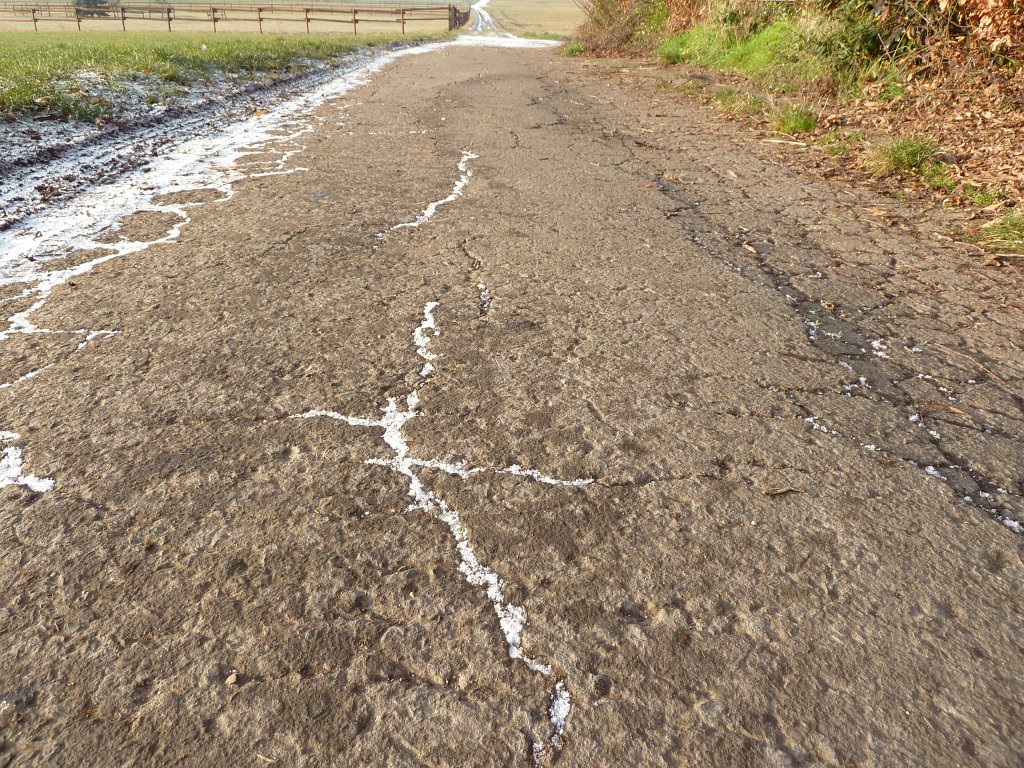 P1110411.JPG - Snow in the cracks