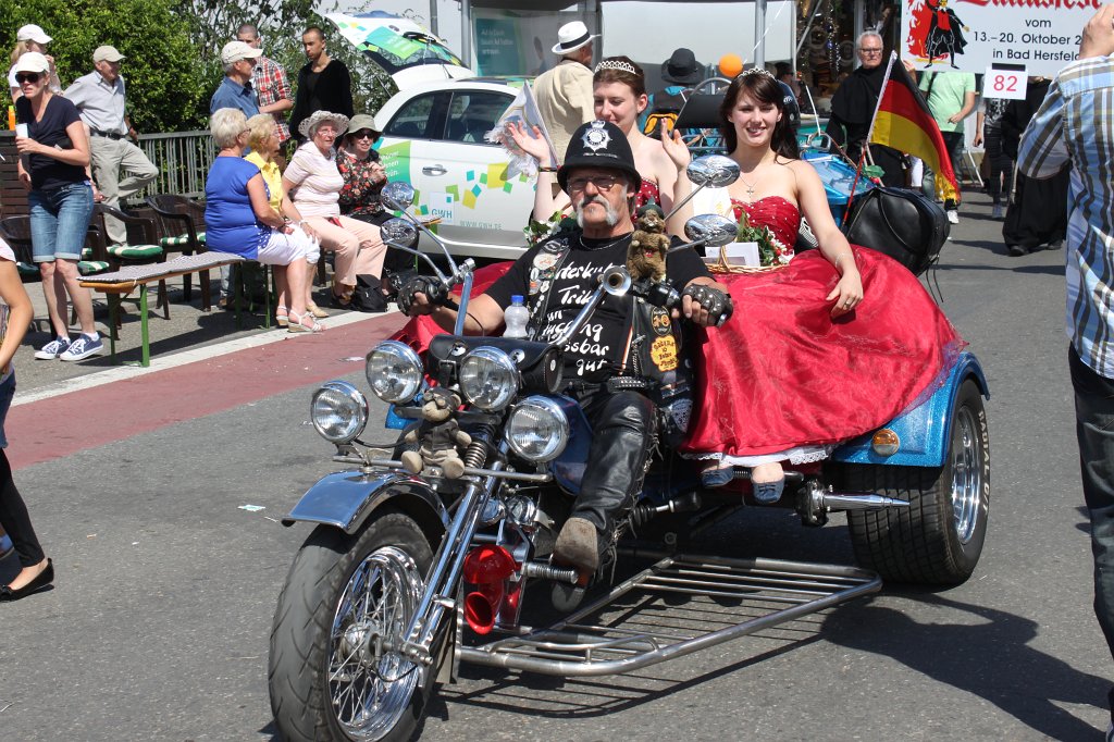 IMG_1461.JPG -  Hessentag  2014 pageant - Queens on trike