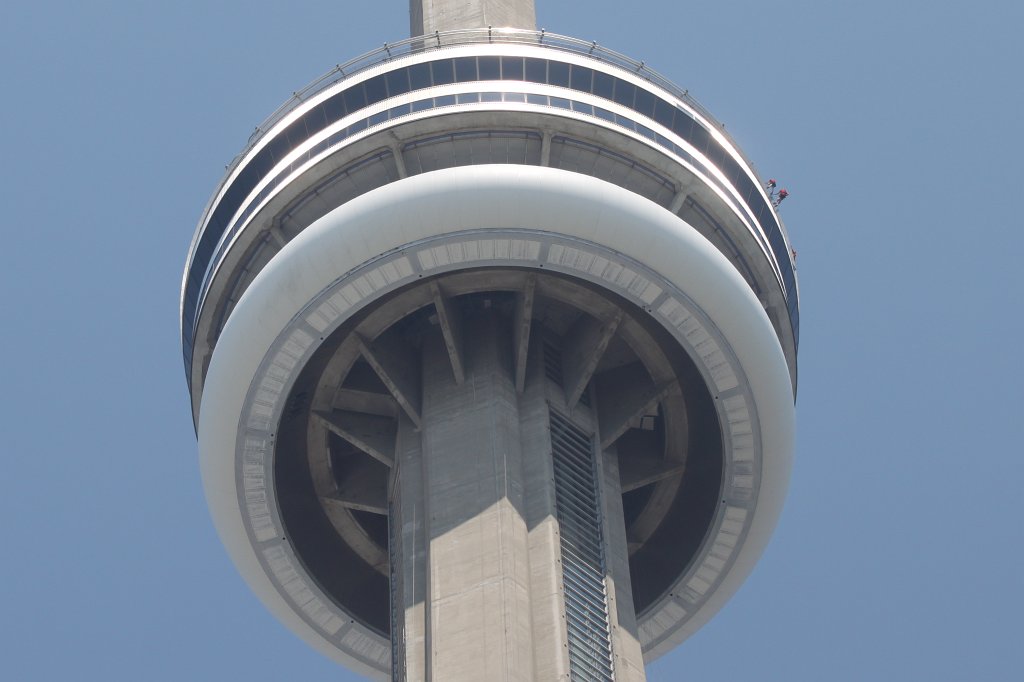 IMG_2354.JPG -  La Tour CN Tower  with some brave people on top