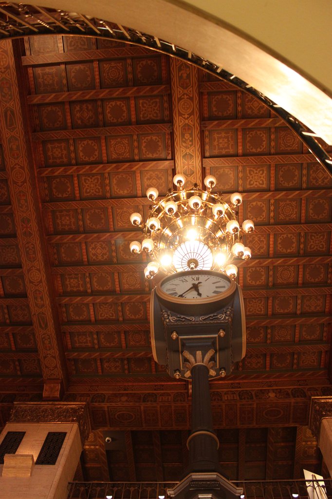 IMG_2398.JPG - Clock & lustre