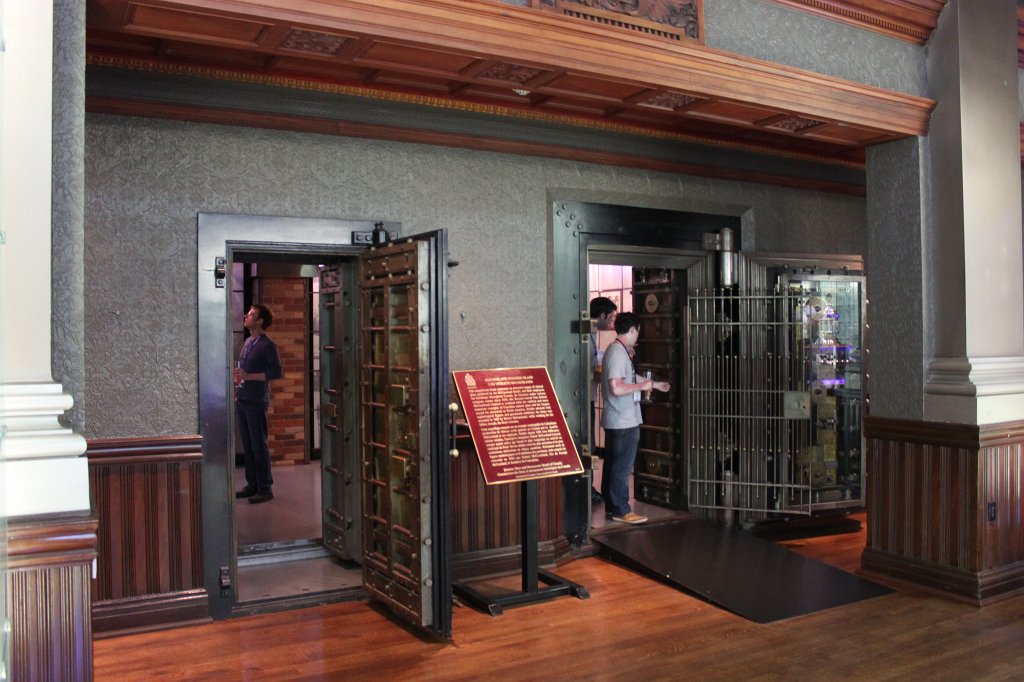 IMG_2403.JPG - Security in the  Hockey Hall of fame 