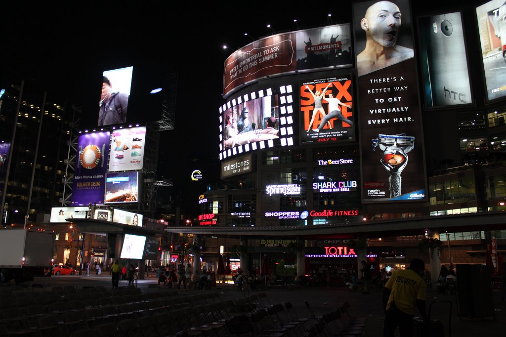 IMG_2446.JPG -  Yonge-Dundas Square 