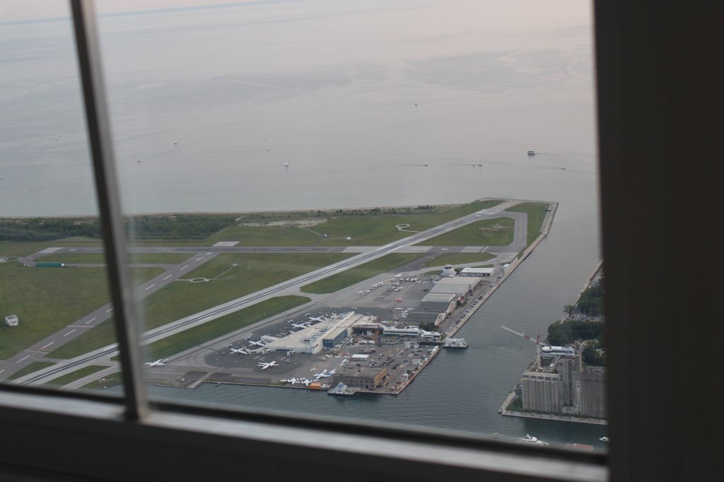 IMG_2935.JPG -  Billy Bishop Toronto City Airport 