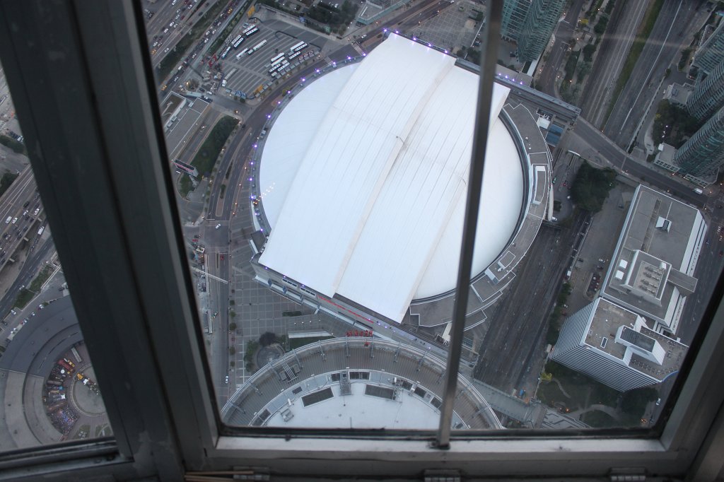 IMG_2983.JPG -  Rogers Centre  and some brave people doing the  Edge Walk 