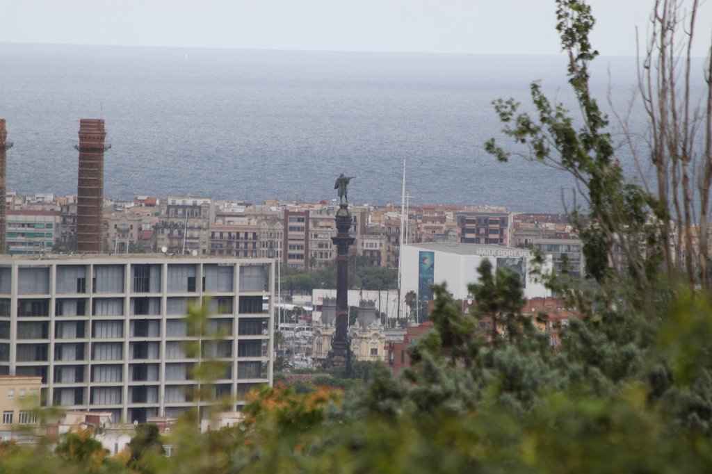 IMG_5642.JPG - View from the top of the  Museu Nacional d'Art de Catalunya  to the  Monument a Colom 