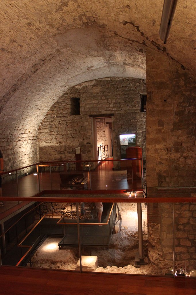 IMG_6110.JPG - Remainings of the Roman Empire under the streets of Barcelona shown in the  Museu d'Història de Barcelona 
