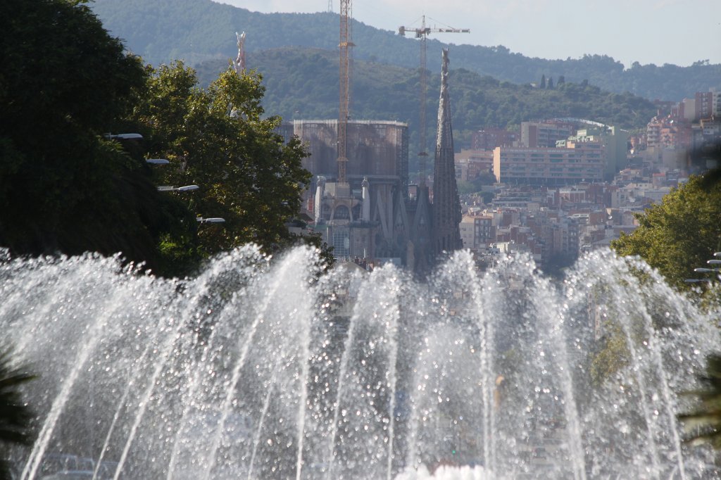 IMG_6312.JPG -  Sagrada Família  behind the fountain