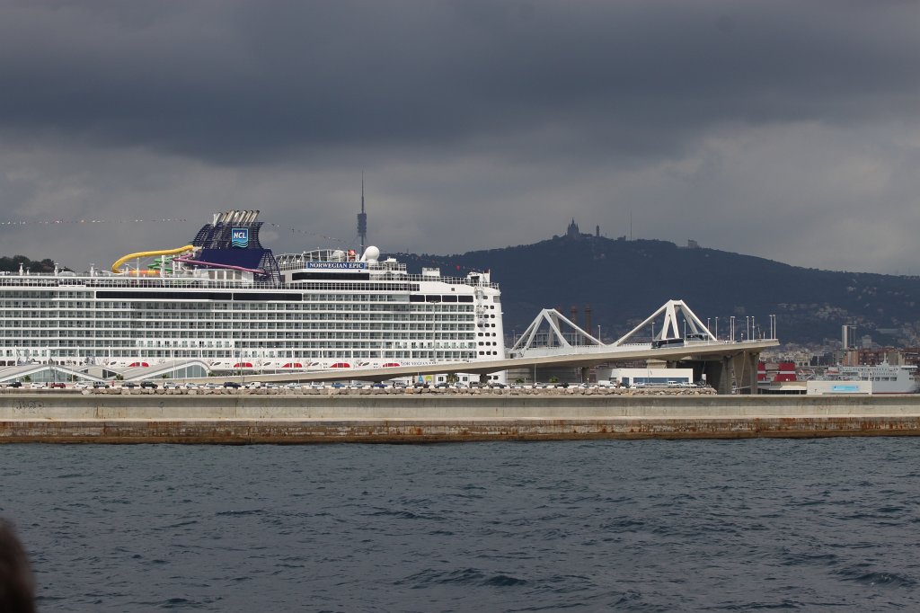 IMG_6514.JPG - Cruise ship  Norwegian Epic  and  Tobidabo 