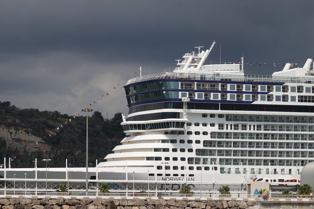 IMG_6520.JPG - Cruise ship  Norwegian Epic  in front of  Montjuïc 