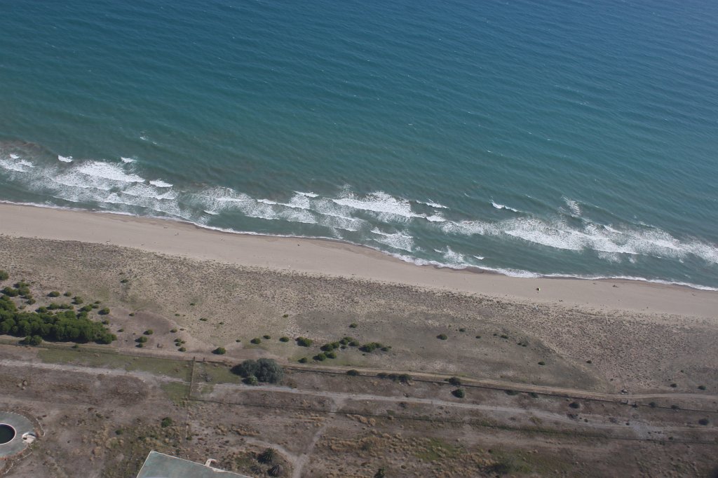 IMG_6838.JPG - Flying along the beach