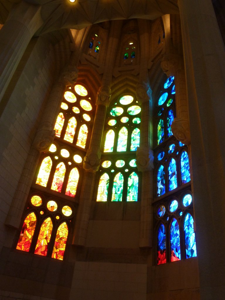 P1130073.JPG - Basílica i Temple Expiatori de la  Sagrada Família  - Windows