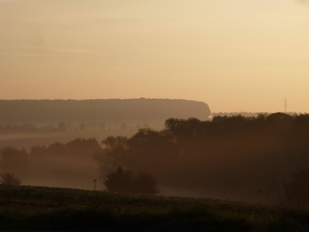P1130490.JPG - Misty Usa valley at sunrise