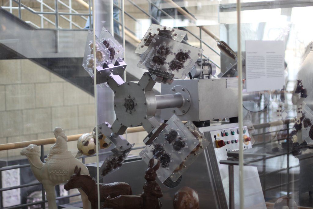 IMG_7443.JPG - Chocolate machine in the  Chocolate Museum   Cologne 