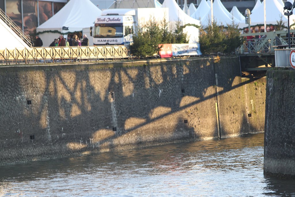 IMG_7496.JPG - Shadow of the bridge on the harbour wall. After visiting the chocolate museum in cologne we walked away. When taking a look back I discovered this shadow of the harbour bridge on the wall and thought this might be worth a picture.