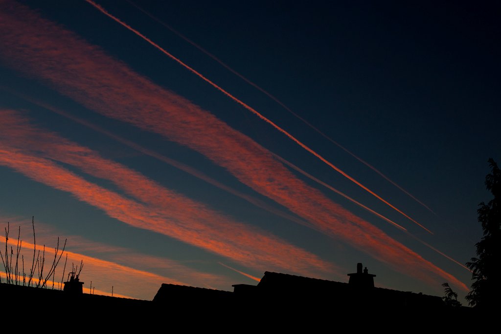 IMG_7647_c.jpg - Lines in the sky