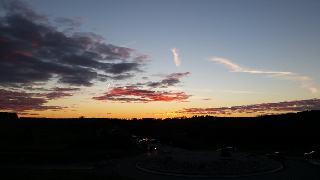 20150113_081823.jpg - Red clouds at sunrise