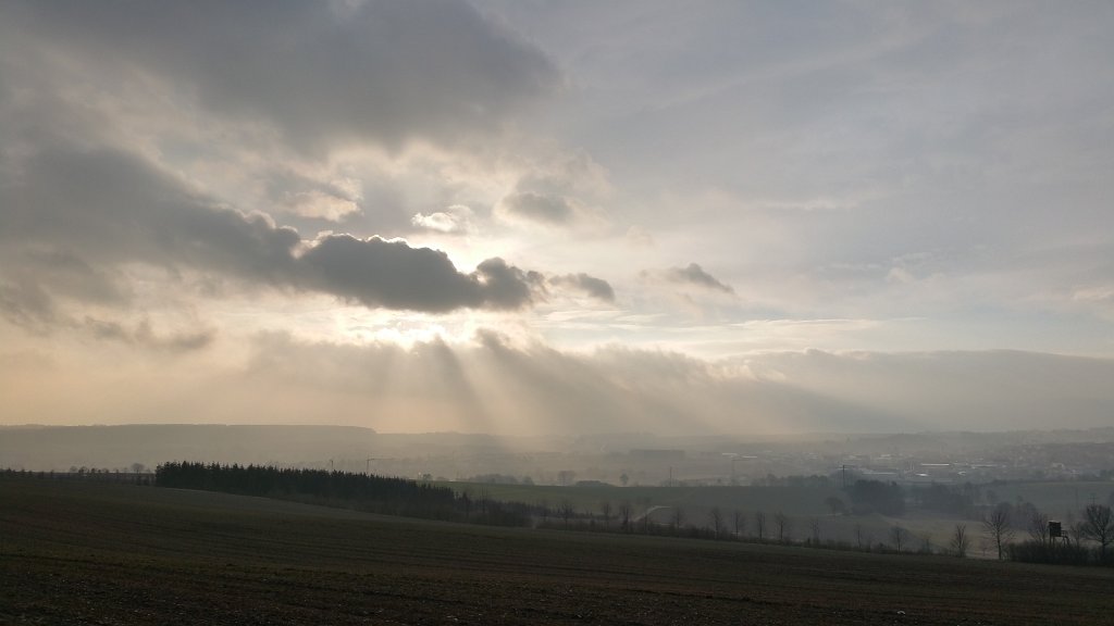 20150220_084212.jpg - Sun rays through the clouds