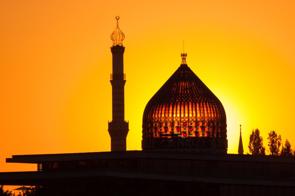 IMG_3257_c.jpg - Sunset behind former  Yenidze cigarette factory building  in  Dresden 