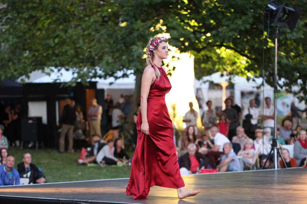 IMG_3305.JPG - Fashion show in the garden of the  Japanisches Palais 