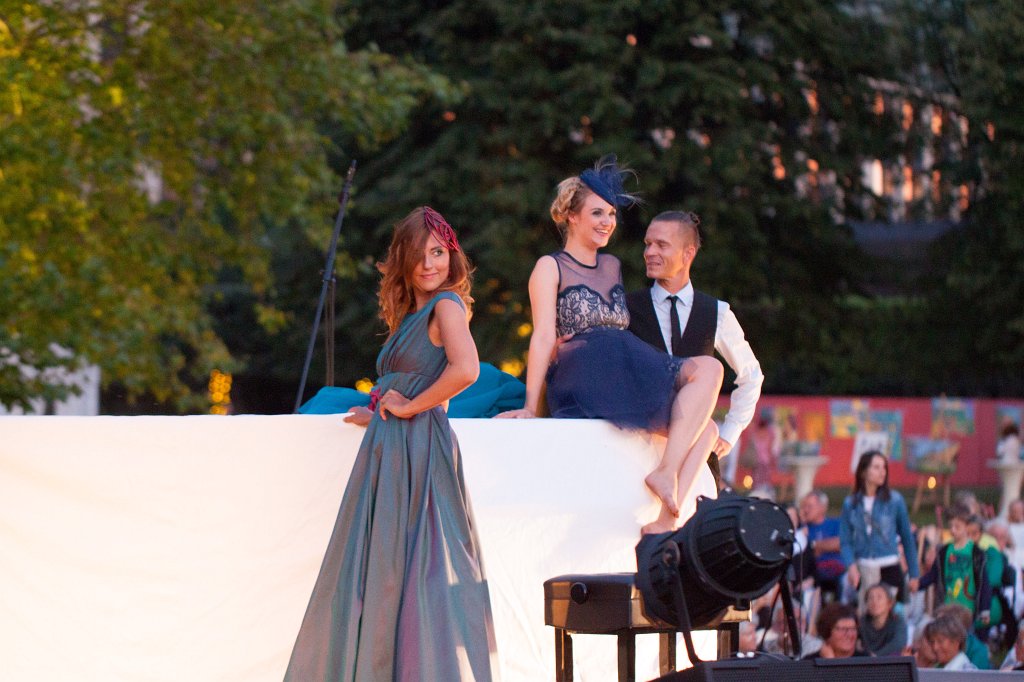 IMG_3349_c.jpg - Fashion show in the garden of the  Japanisches Palais 