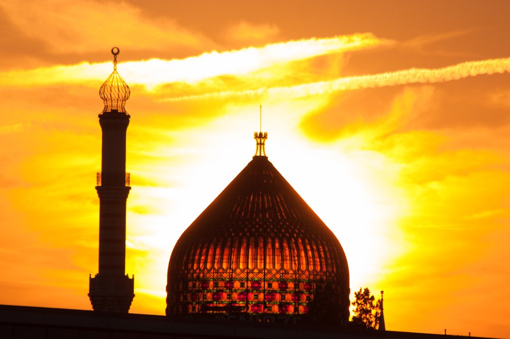 IMG_3573_c.jpg - Sunset behind former  Yenidze cigarette factory building  in  Dresden 