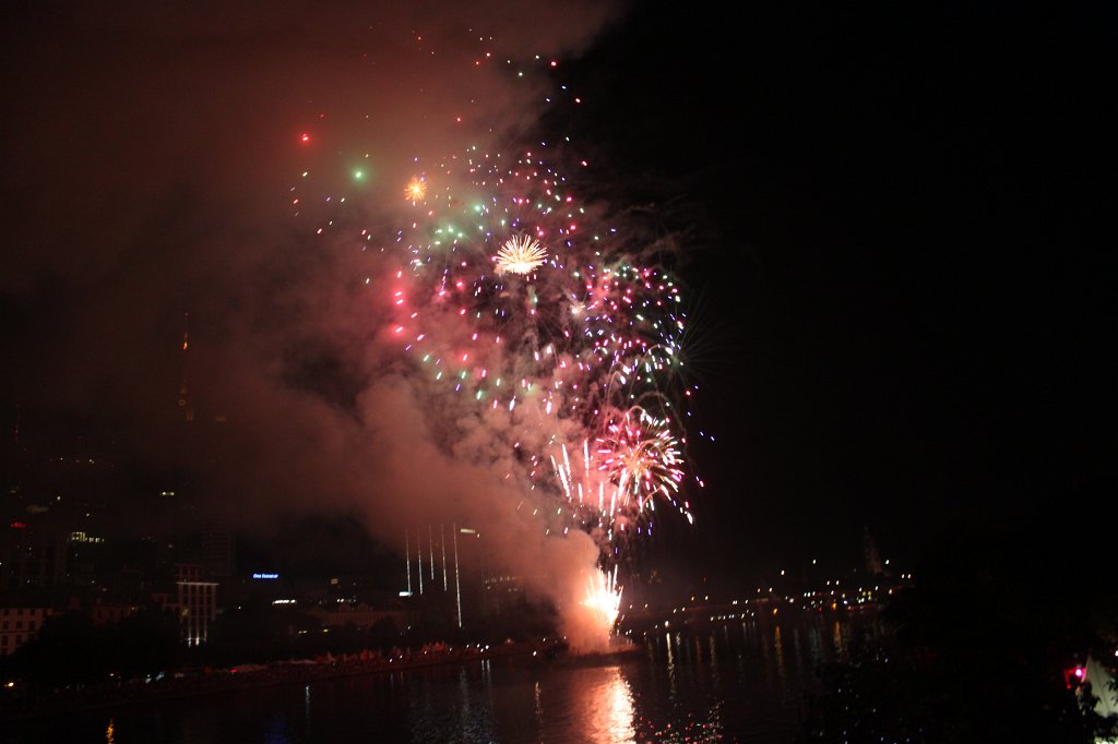 IMG_4389.JPG - Closing fireworks at the  Museumsuferfest  in  Frankfurt 
